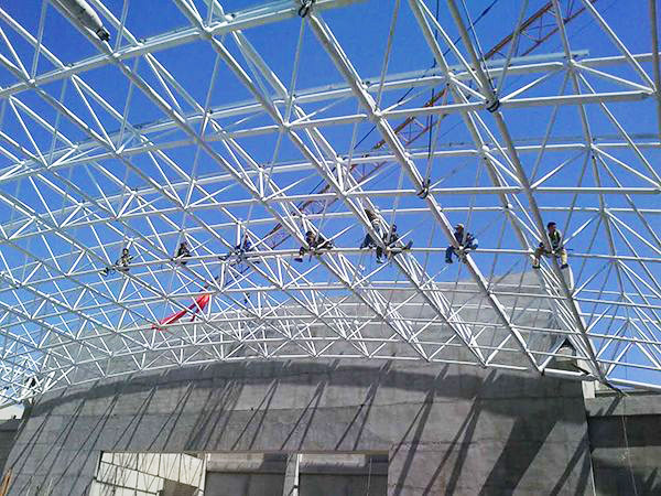 【尊龙凯时人生就是搏网架】网架工程泛起侵蚀的缘故原由及提防步伐